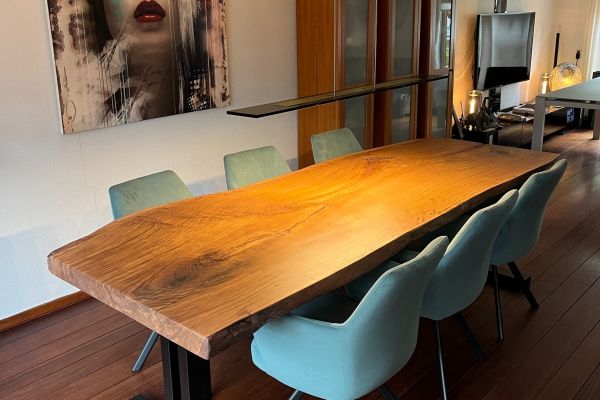 Boomstam eiken tafel met stoelen