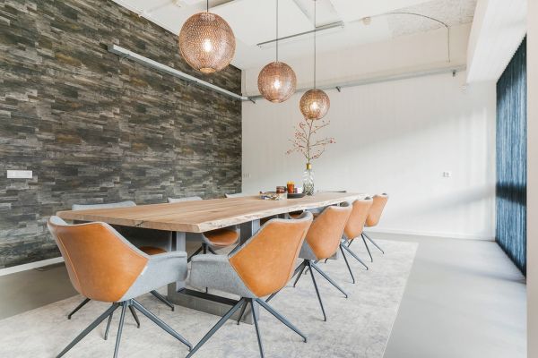 lange eettafel kopen met stoelen en lamp