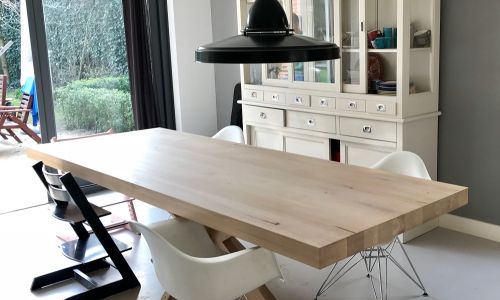 Grote massieve tafel