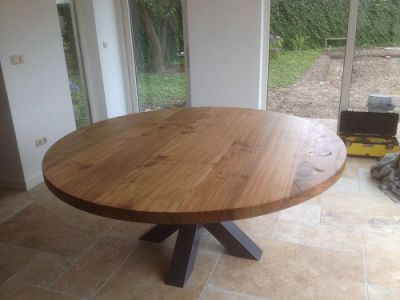 ronde eettafel donker
