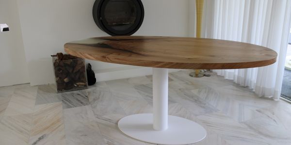 ovale eettafel met stalen poot