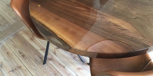 Donkere houten epoxy eettafel