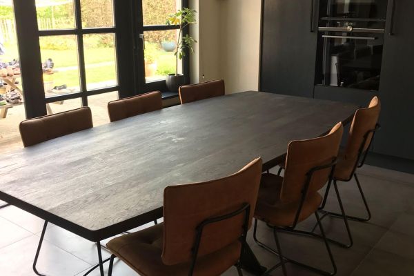 zwarte ovale tafels