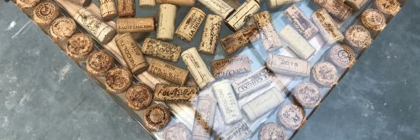 champagne kurken met epoxy tafel