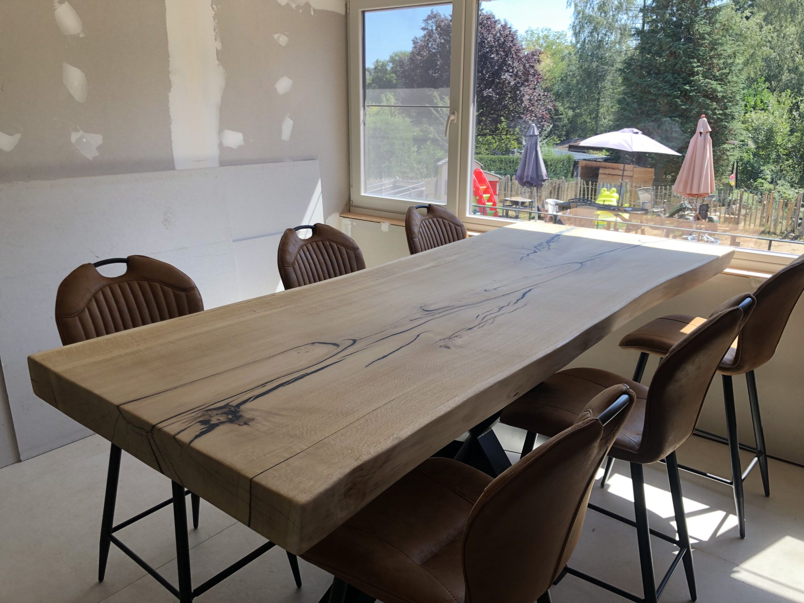 Boomstam eiken tafel met stoelen