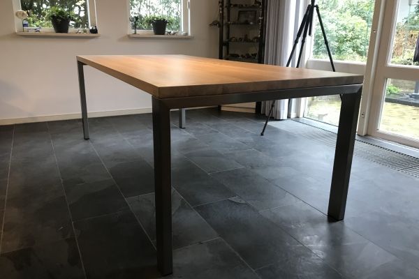 Rechte houten tafel met licht hout