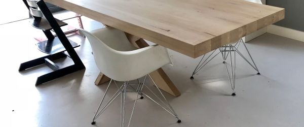 Eikenhouten tafel met houten kruispoot