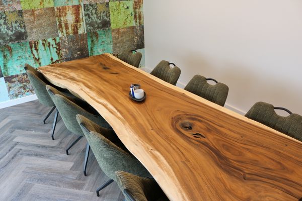 Grote tafel met veel stoelen