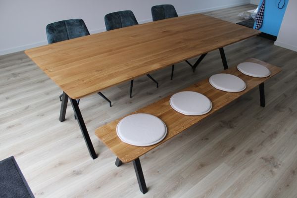 smalle eettafel met stalen voet