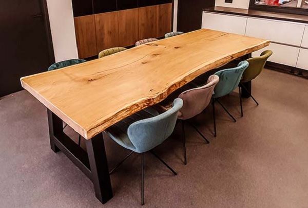 Boomstam eiken tafel met stoelen