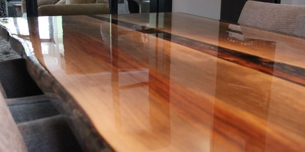 Bruine tafel met epoxy top laag kopen