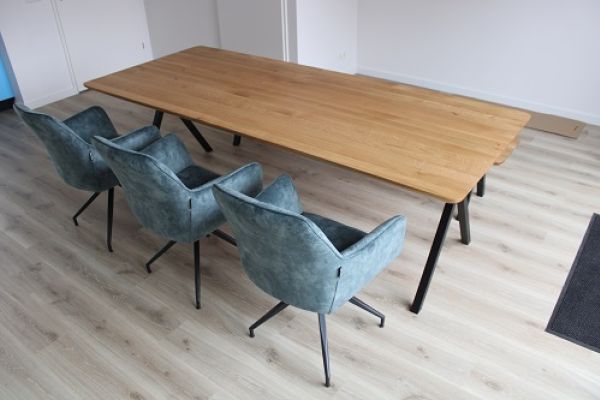 Moderne tafel met bank en stoelen