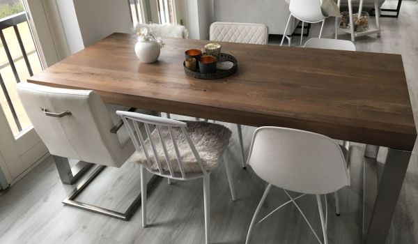 Eikenhout tafel met witte stoelen