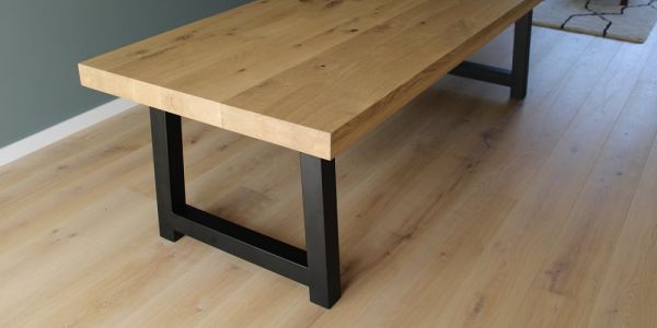 eiken eettafel met zwart onderstel