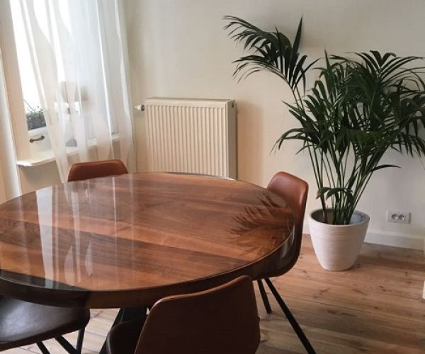 ronde eettafel donker